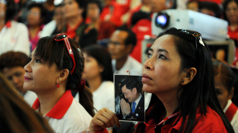 THAKSIN-TILHENGERE: Tilhengere av Thaksin Shinawatra samlet seg i p�vente av dommen. Foto: AFP PHOTO/Christophe ARCHAMBAULT/SCANPIX