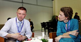 REGNSKOGEKSPERTENE:  Leif John Fosse, seniorr�dgiver ved Milj�verndepartementet, og Hege Karsti Ragnhildstveit, ambassader�d ved ambassaden i Jakarta. Foto: Sveinung U. Ystad