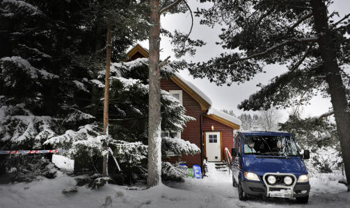SPERRET AV: De tekniske unders�kelsene fortsatte i dag i drapsboligen p� Aurskog. Foto: John T. Pedersen/Dagbladet