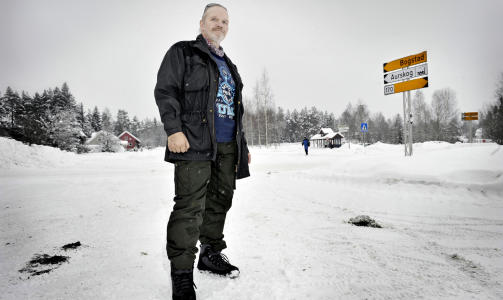 - UVIRKELIG:  Stein Gundersen har bodd 15 �r i Aurskog. - Det er s� uvirkelig at det skal skje her, sier Gundersen om drapet som ble kjent i g�r. Foto: John T. Pedersen/Dagbladet