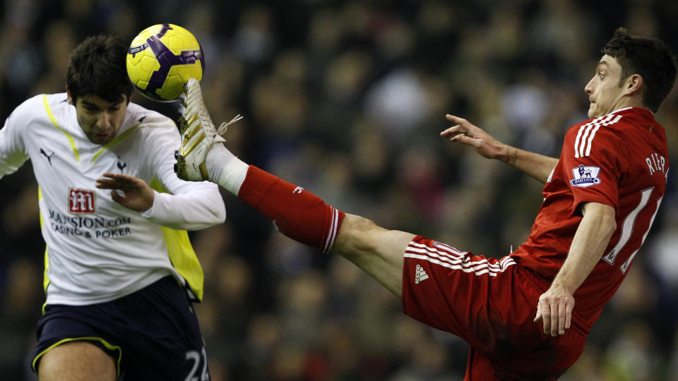 SMITTET: Vedran Corluka (t.v.) er blant Tottenham-spillerne som har blitt smittet av et hissig virus som herjer klubbens treningsanlegg.Foto: SCANPIX/REUTERS/Phil Noble