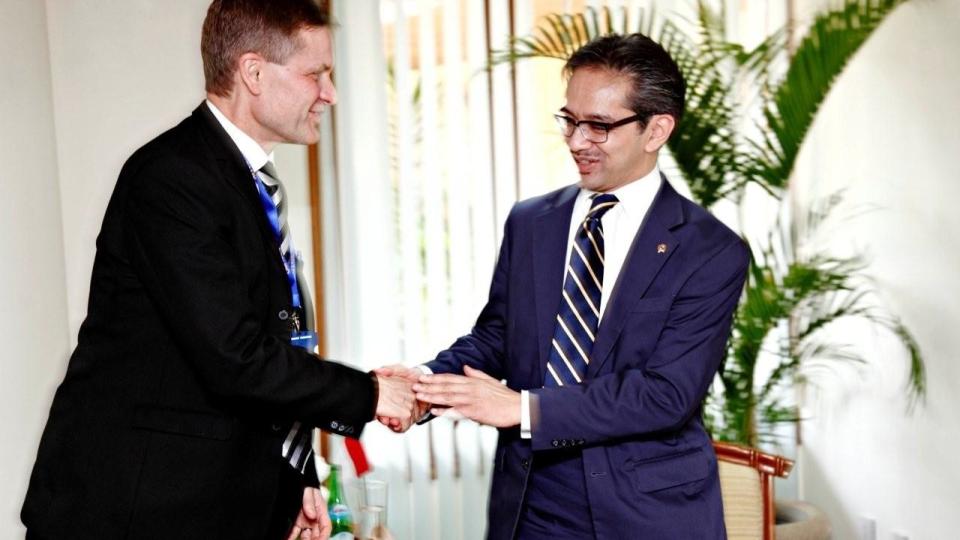 REGNSKOGSBEVARING: Milj�vernminister Erik Solheim og Indonesias utenriksminister, Marty Natalegawa i m�te p� Bali denne uke. Indonesia er sv�rt positive til et REDD-samarbeid, men milj�vernere advarer om deres �nske om � definere plantasjer som skog. De mener Norge vil betale for rasering, snarere enn bevaring av regnskogen. Foto: Sveinung U. Ystad