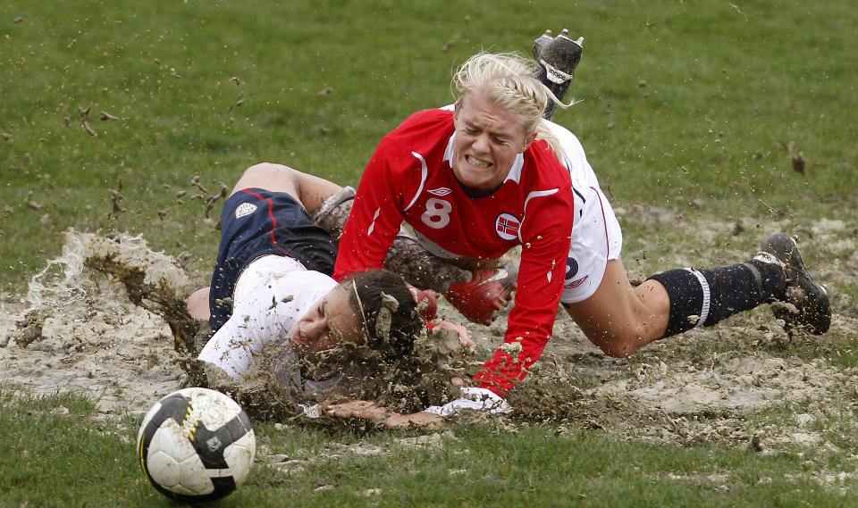  Solveig Gulbrandsen og Norge hadde USA og Carli Lloyd (t.v.) i kne da lagene m�ttes i gj�rma i Algarve Cup, men det endte med et knepent 1-2 tap. REUTERS/Jose Manuel Ribeiro
