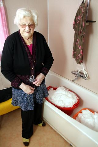 SMELTER: I badekaret smelter Astrid Nicolaisen (93) det vannet hun trenger. Foto: Torgeir Br�then, Nordlys