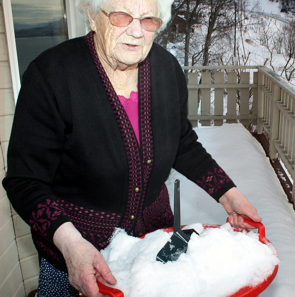 VET R�D: Det er snart fire uker siden frosten stanset vannforsyninga til Astrid Nicolaisen. Det tar ikke motet fra 93-�ringen.  Foto: Torgeir Br�then, Nordlys