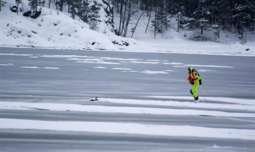 GIKK GJENNOM R�K: Lars Vornes tar seg fram til det utmattede dyret. Foto: Jonny Olsen