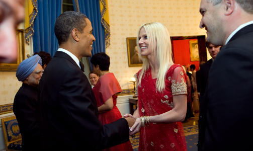 TETT P� OBAMA: USAs sosialminister Desiree Rogers (50) g�r av som minister. Hun fikk nylig refs for skandalefesten da paret Michaele og Tareq Salahi kom tett inntil presidenten.  Foto: AP Photo/The White House, Samantha Appleton/Scanpix