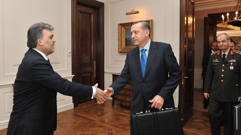  UNDER PRESS:  Tyrkias president Abdullah Gul (til venstre) tar imot statsminister Tayyip Erdogan og stabsjef Ilker Basbug i presidentpalasset i Ankaera f�r helgen. N� er to av de dr�yt 30 arresterte offiserene siktet for planleiiging av statskupp. FOTO: EPA/SCANPIX.