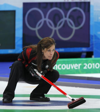  SYNDEBUKK:  Canadas skip Cheryl Bernard ble syndebukk i nattens OL-finale i curling. FOTO: REUTERS/SCANPIX.