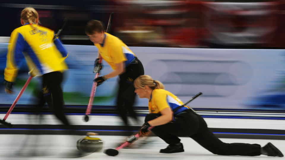  SN�T HJEMMEPUBLIKUM:  Sveriges Eva Lund setter en stein i curlingfinalen mot Canada. FOTO: AFP/SCANPIX.