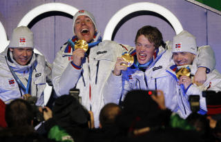 GULLGUTTENE: Ungkalvene viste de sterkeste f�lelsene p� Medal Plaza. - Men jeg og Halvard er like glade som dem, forsikrer Ole Einar Bj�rndalen. Foto:  AP Photo/Matthias Schrader
