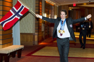 KOM TIL BANKETTEN MED FLAGG OG TO GULL RUNDT HALSEN: Men p� grunn av teppet p� Four Seasons Hotel fikk ikke Hegle Svendsen g� amok med sjampisflaska.
Foto: Heiko Junge / Scanpix