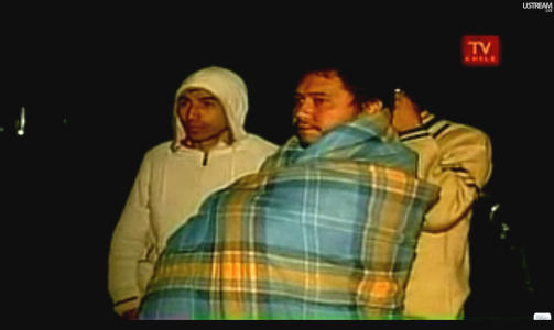 I GATENE: Engstelige innbyggere har str�mmet ut i gatene etter nattas skjelv. Foto: TV Chile