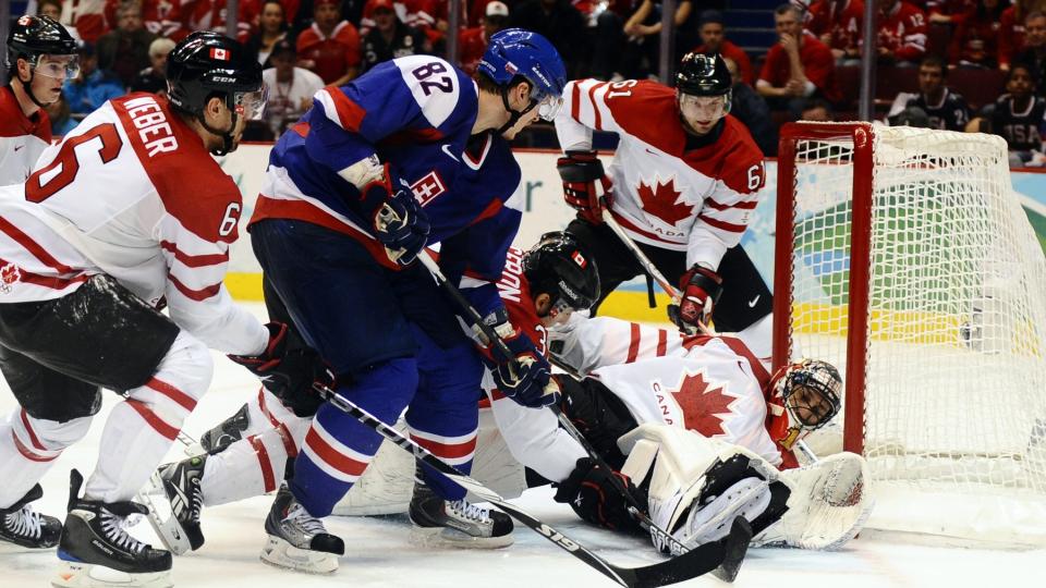STO AV STORMEN: Canada-keeper Roberto Luongo blokkere fors�ket fra Slovakias Tomas Kopecky. Slovakia presset hardt for en utligning i sluttminuttene, men hjemmefavoritten red av stormen og er klar for dr�mmefinale mot USA. Foto:  EPA/LARRY W. SMITH