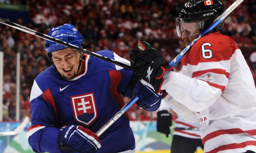 INGEN KJ�RE MOR: Shea Weber og Canada m�tte slite metydelig mer enn i kvartfinalen mot Russland. Her i en t�ff duell i 2.perioden. Foto: AFP