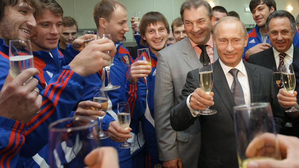 SMILET STIVNET: Vladimir Putin sk�ler med det russiske hockeylandslaget ved inngangen til OL-sesongen. Russland skuffet imidlertid kapitalt i Vancouver og n� varsler Kremls sterke mann at hoder kan rulle for � sikre flere medaljer i OL p� hjemmebane om fire �r.  Foto: AP