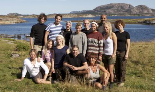 DRAR HUNDRE ÅR TILBAKE I TID: Årets deltakere på «Farmen». Foto: TV2 DRAR HUNDRE ÅR TILBAKE I TID: Årets deltakere på «Farmen». Foto: TV2