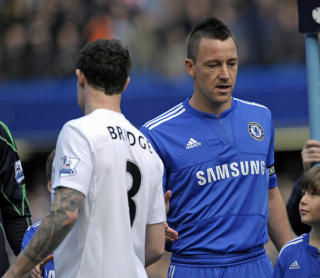 FIKK KALD SKULDER: John Terry strakte ut en h�nd til Wayne Bridge, men ble m�tt med en kald skulder da Chelsea m�tte Manchester City i helgen.Foto: SCANPIX/AFP PHOTO/OLLY GREENWOOD
