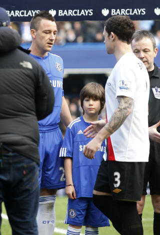 LITE HJERTELIG: Wayne Bridge g�r rett forbi John Terrys utstrakte h�nd f�r dagens m�te p� Stamford Bridge. Foto: AP