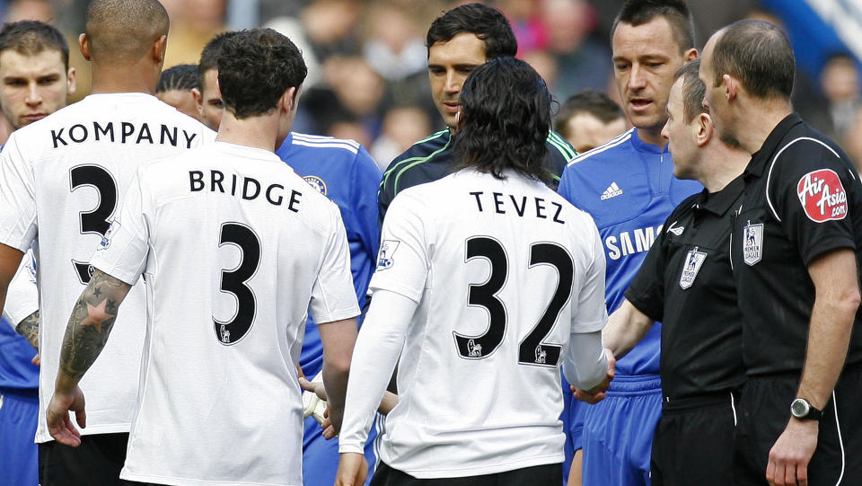 ISKALDT: Chelsea-kaptain John Terry strekker h�nda ut for Wayne Bridge, men City-backen g�r rett forbi og gir h�nda til nestemann. Resten av City-spillerne tok h�nda til John Terry. Foto: AFP