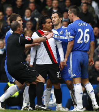 STOR TEVEZ: Carlos Tevez var tilbake for City og markerte seg med to m�l. Argentineren ble k�ret til banens beste av SkySports. Foto: AP