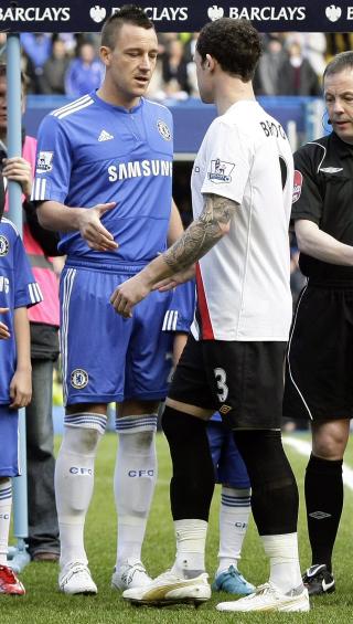 NEKTET � TA H�NDA: John Terry strakte frem h�na, men Wayne Bridge gikk strakt forbi uten verken � gi Chelsea-kapteinen h�nda eller �yekontakt. Foto: EPA