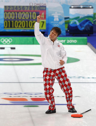 STERKT OL: Skip Thomas Ulsrud strekker armene i været i triumf etter å ha slått ut Sveits i semifinalen. Foto: REUTERS STERKT OL: Skip Thomas Ulsrud strekker armene i været i triumf etter å ha slått ut Sveits i semifinalen. Foto: REUTERS