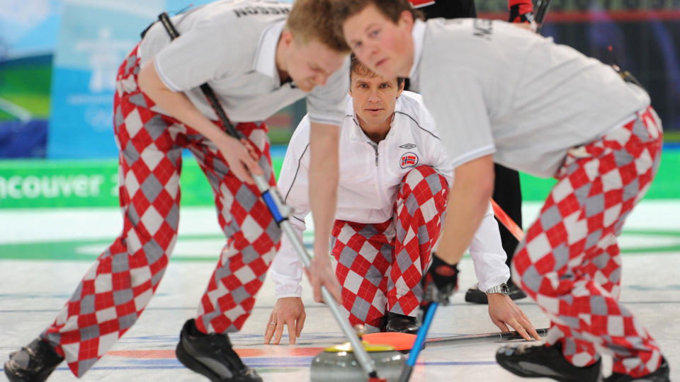 KLAR FOR KAMP: Thomas Ulsrud, H�vard Vad Petersson og Christoffer Svae er klar for Ol.finalen i kveld og spiller b�de med optimale bukser og optimale steiner. Foto: AFP