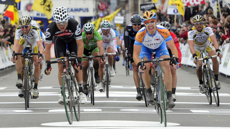BLE FOR TUNGT: Edvald Boasson Hagen (bak t.h.) startet spurtet om andreplassen, men ble tatt igjen av blant andre Heinrich Haussler og Tyler Farrar som tok henholdsvis 2. og 3. plass. Nordmannen endte p� 6. plass i Omloop Het Nieuwsblad. Lagkompis Juan Flecha vant semiklassikeren. Foto: Eric Lalmand/AFP/Scanpix