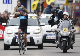 SOM EN PIL: Skys Juan Antonio Flecha ble den f�rste spanjol til � vinne brosteinsrittet Omloop Het Nieuwsblad i Gent. Og feiret med � imitere en pil. (Flecha er pil p� spansk). Foto: Scanpix/ Reuters