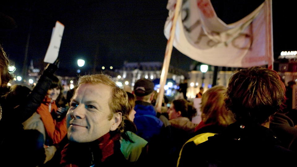 FOR TURBAN, MOT HIJAB:  Heikki Holm�s og et flertall i Oslo SV vil tillate religi�se hodeplagg i for offentlige tjenestemenn, men vil ikke at sm� jenter skal g� med hijab i barneskolen. Her fra et demonstrasjonstog og fakkeltog i Oslo.  Foto: Torbj�rn Gr�nning  / Dagbladet