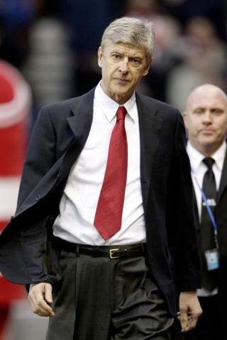 OPPGITT: Arsenal-sjef Arsene Wenger ristet oppgitt p� hodet mens Ramsey ble b�ret av banen. Wenger har tidligere g�tt hardt ut mot Stokes hardtspillende stil. Foto: AP.