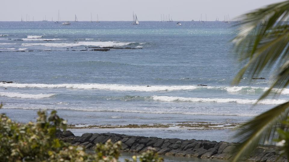  FAREN OVER:  Bare ekstra krusninger i b�lgene utenfor Waikiki Beach, Honolulu f�r tsunamivarselet ble avbl�st. For f�rste gang p� 16 �r ble det varslet med sirener p� Hawaii. FOTO: AP/SCANPIX.