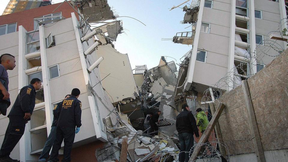  SOM KORTHUS:  En fem etasjer nybygd boligblokk ble delt p� midt i Concepcion. Det er en av byene som er hardest rammet,  515 kilometer fra hovedatden Santiago. FOTO: EPA/SCANPIX.