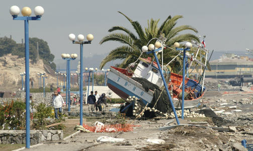  SKYLT P� LAND:  En fiskeb�t skylt p� land i Talcahuano Port, n�r Concepcion. FOTO: REUTERS/SCANPIX.