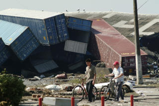  HAVNEKAOS:  Storest�lcontainere kastet hulter til bulter i Talcahuano Port. FOTO: REUTERS/SCANPIX.