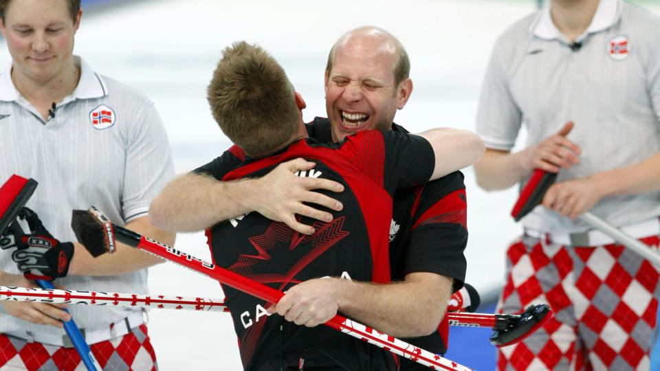 GAMLINGEN VIL IKKE LEGGE OPP: Canadas rutinerte skip Kevin Martin har ingen planer om � innfri �nsket fra sin norske kollega om � legge kosten p� hylla. Men du f�r aldri se ham spille i tilsvarende bukser som de norske gutta. Foto:  AP Photo/Robert Bukaty