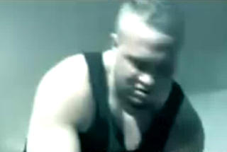 VELTRENT: Den drapssiktede har tilh�rt et treningsmilj� i Asker, og fremst�r som sv�rt veltrent i gangster-rapvideoen. Video: Timon