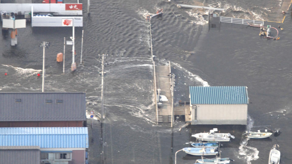 TSUNAMI-FRYKT: Tsunamien traff Japan med b�lger p� opptil 1,2 meter. Her har vannet oversv�mmet havna i Kesennuma i det nordlige Japan. Foto: AP Photo/Kyodo News/SCANPIX