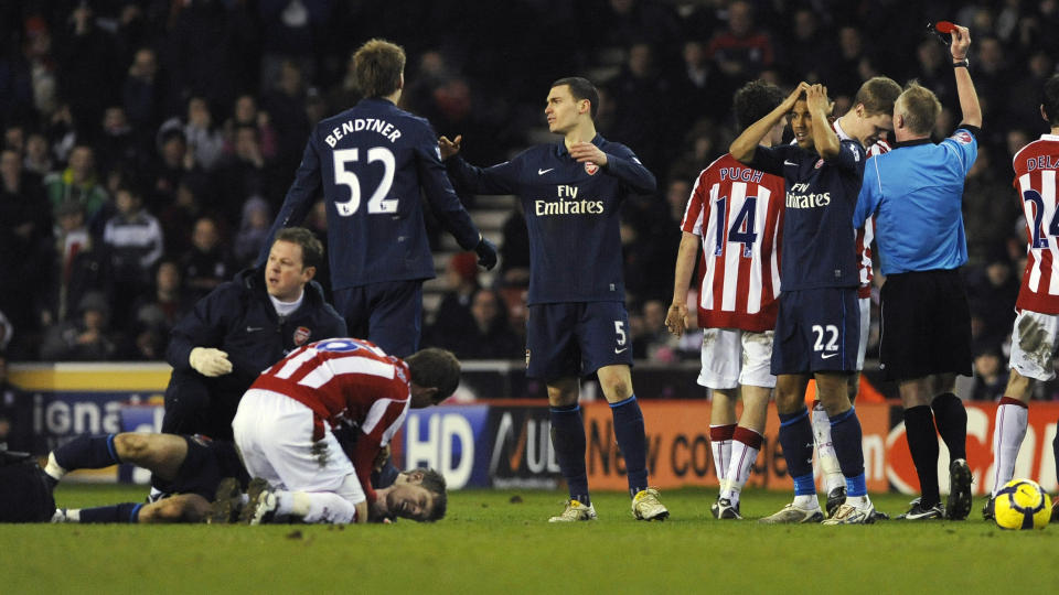 TENKER FRAMOVER: Aaron Ramsey har en lang rekonvalesens foran seg etter at han brakk beinet i duell med Stokes Ryan Shawcross, men unggutten  ser framover.Foto: SCANPIX/REUTERS/Nigel Roddis