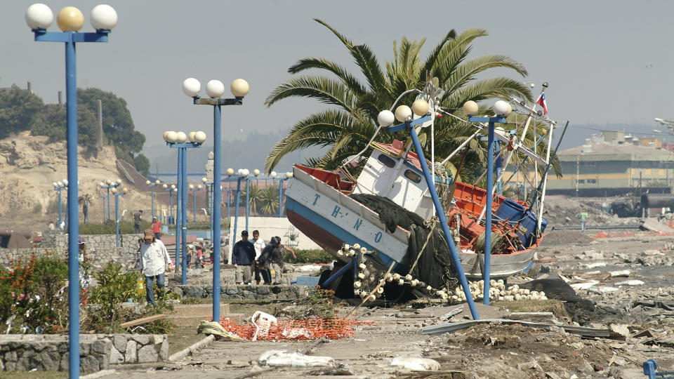 STERKE KREFTER: Fiskeb�ter sendt p� land viser hvilke krefter som har v�rt i sving i Talcahuano Port utenfor Concepcion. Foto: Reuters