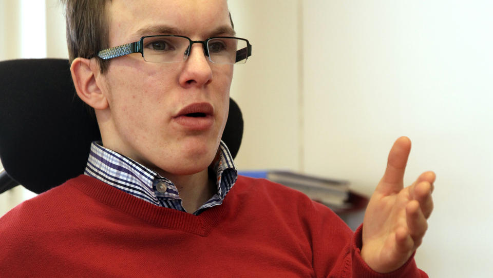 SPAREPAKKE MED MENING: Andr� Holter (20) har Asperger syndrom og ADHD. Han er en av sv�rt f� med diagnosen som er yrkesaktiv. If�lge Andr� og arbeidsgiveren burde langt flere v�rt i arbeid, til gunst for hele samfunnet. 
Foto: Geir B�lstad / Dagbladet.