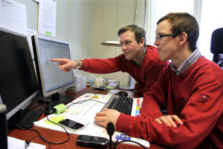 PLUSSER OG MINUSER: Andr� Holter og Lars H�kon Blostrupmoen mener lite gj�res for � f� personer med funksjonshemninger ut i arbeidslivet. For Andr� betyr Aspergers syndrom og ADHD at han har andre plusser og minuser enn mange andre, men til gunst for arbeidsgiveren. Foto: Geir B�lstad