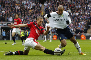 SOLEKLART: Nemanja Vidic tok alle midler i bruk for � stoppe Gabriel Agbonlahor p� tur igjennom. Straffesparket var av den soleklare sorten. Diskusjonen vil imidlertid g� p� om Vidic ogs� skulle ha v�rt utvist. At han slapp unna kort i det hele tatt, var uansett helt uforst�elig.Foto: SCANPIX/REUTERS/Darren Staples