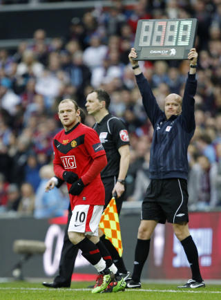 INGEN HVILE: Wayne Rooney ville sannsynligvis helst ha spilt fra start uansett, men sir Alex Ferguson hadde nok helst sett at stjernespissen fikk hvile mer enn de 42 minuttene han tilbrakte p� benken. Michael Owens skade f�rte imidlertid i at Ferguson m�tte sende Rooney i ilden.Foto: SCANPIX/REUTERS/Darren Staples