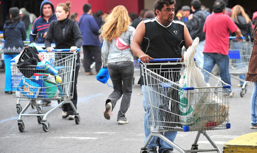 - IKKE AKSEPTERT: Ordf�rer  i Concepcion, Jacqueline van Rysselberghe, mener situasjonen i ferd med � g� ut av kontroll, men mener akspeterer ikke plyndring Foto:. AFP/MARTIN BERNETTI/SCANPIX