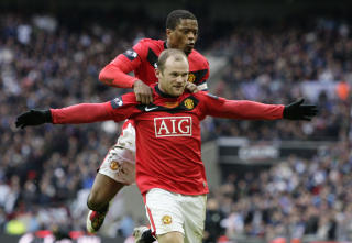 UNITEDS FRELSER: Det var noe sm�tt messiansk over Wayne Rooneys scoringsfeiring, og stjernespissen viste seg ogs� som Manchester Uniteds frelser mot Aston Villa.Foto: SCANPIX/AP Photo/Jon Super