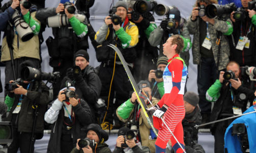 I FOKUS: Alle ville ha en bit av Petter Northug etter femmilsgullet. Foto: AFP