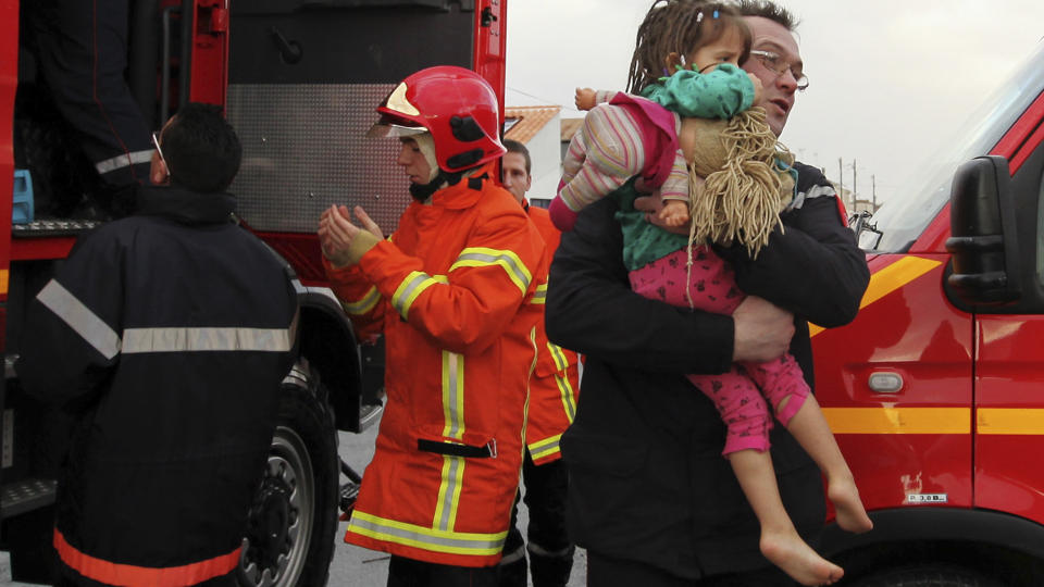 REDDET: Ei lita jente blir evakuert i L'Aiguillon sur Mer, vest i Frankrike. Foto: REUTERS/Stephane Mahe/SCANPIX