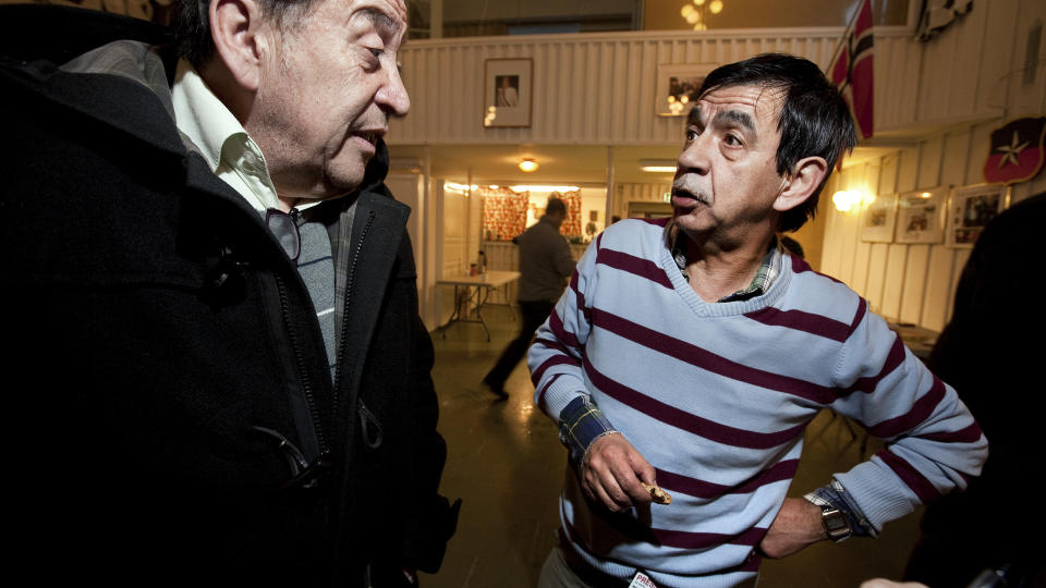  ENGASJERTE:  Francisco Chavez (t.v) og Mario Neira har knapt sovet siden jordskjelvet p� styrke 8,8 rammet hjemlandet l�rdag morgen. I kveld var de likevel tilstede i Chilensk forening Oslo for � diskutere hvordan de best kan hjelpe. Foto: Henning Lilleg�rd / Dagbladet
